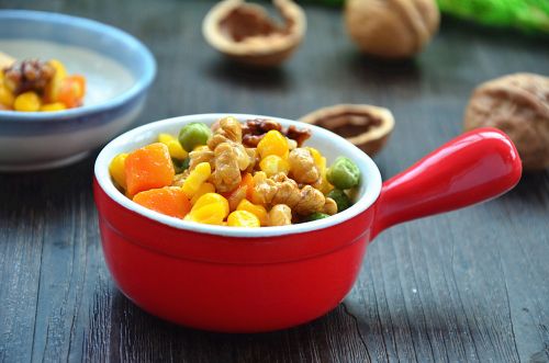 核桃仁广东家常菜,广东粤菜松子仁炒粟米