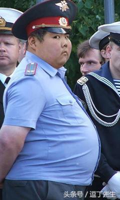 悟空和唐僧一起上某卫视非诚勿扰，悟空上台，24盏灯全灭