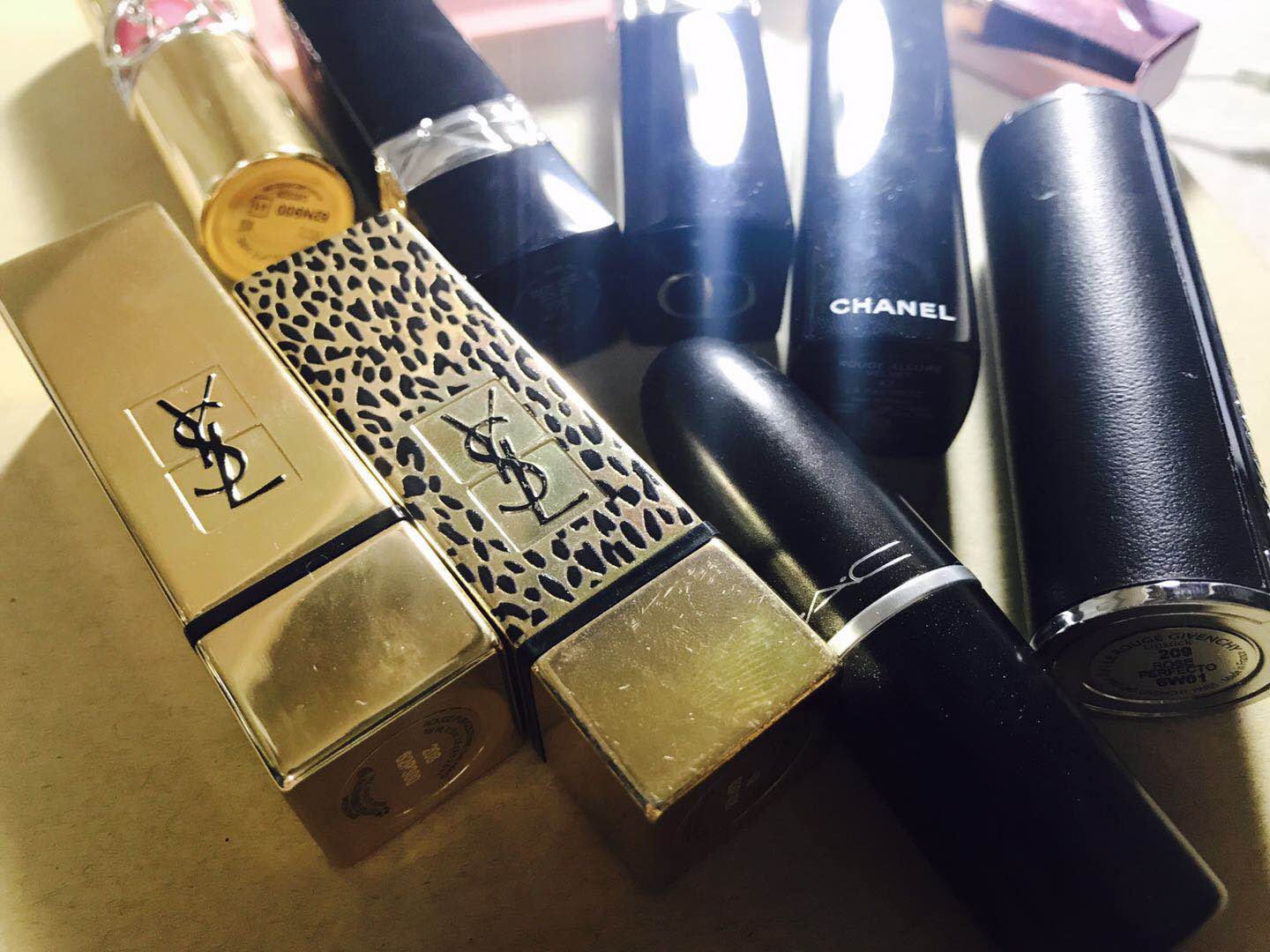 ysl圣罗兰官方旗舰店口红2024,双11不买东西会亏吗