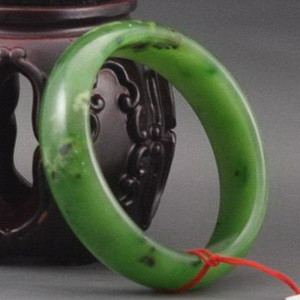 碧玉手镯价格多少,如何挑选和田玉碧玉手镯的好坏