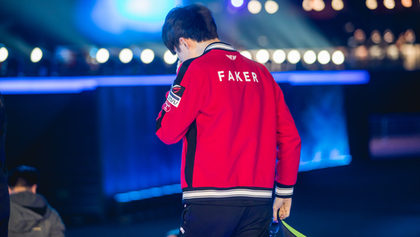 Faker“原味”队服竟拍卖1.5万人民币?网友:李哥还是有排面的!