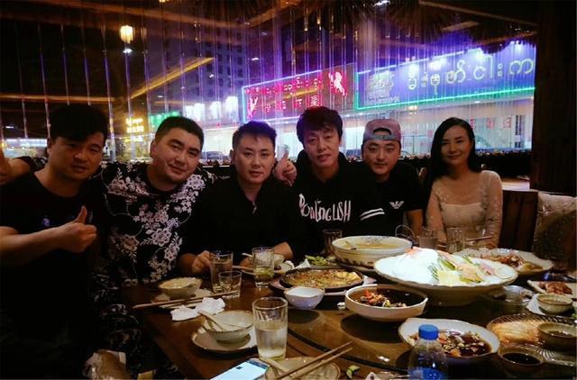 网络红人干露露生日真空现身与五个大汉一起过生日，现场太雷人