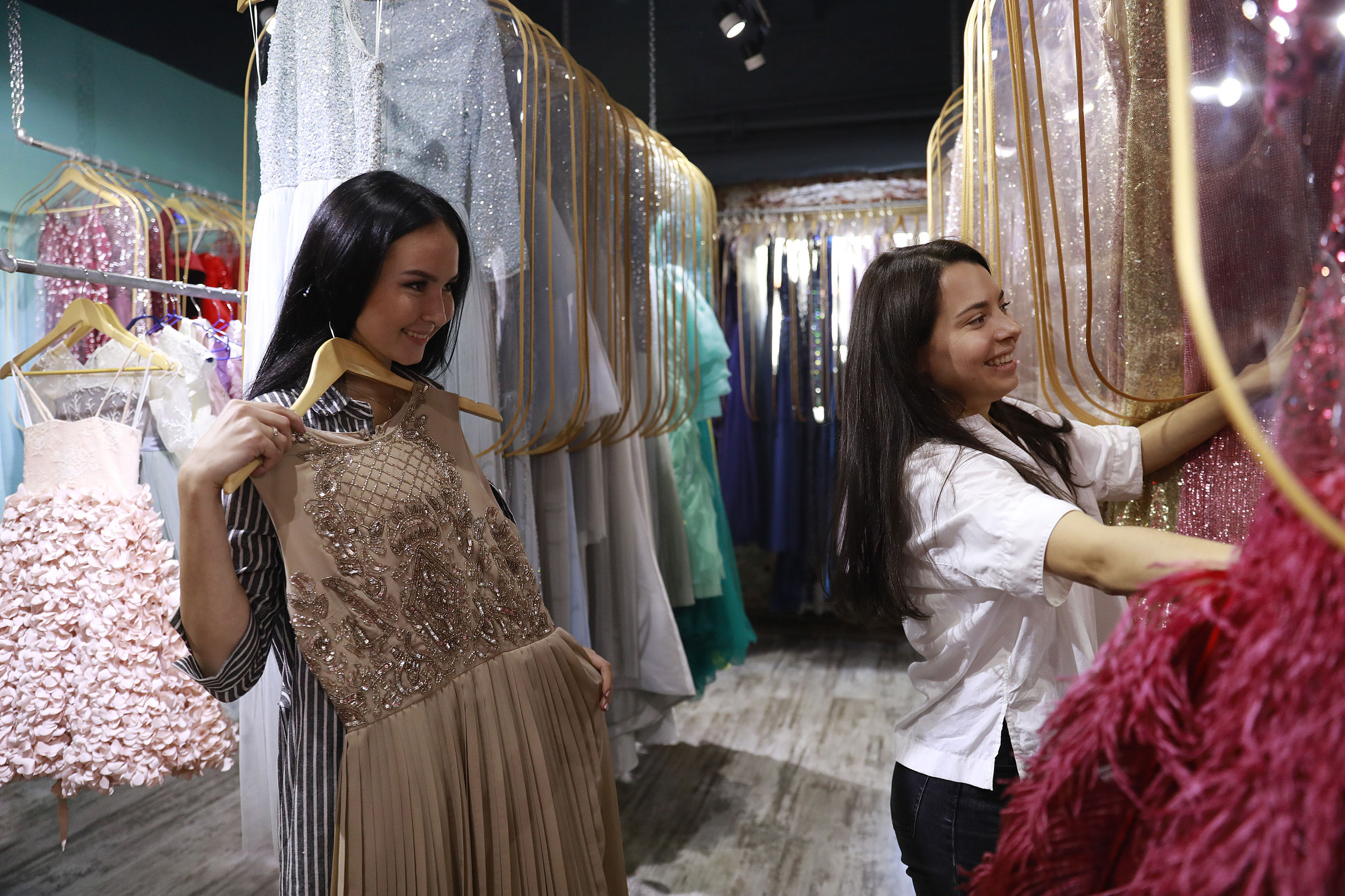 红场边上买婚纱过时了，这个双11俄罗斯白富美最爱东莞制造！