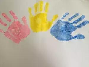 玩英语｜HandprintFlowersCraft手印画——彩色小花