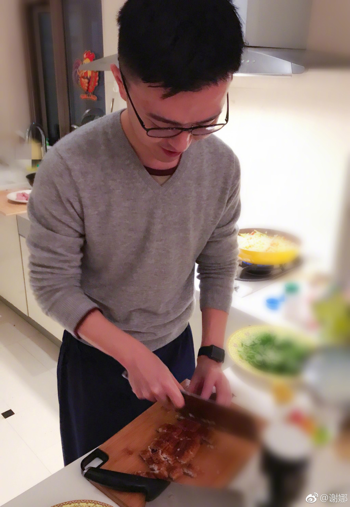 谢娜孕妈做菜,谢娜晒表弟做饭