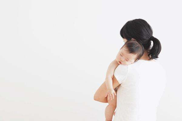 宝妈一个动作吓坏了屋里所有的人,宝妈一个动作差点害了小宝宝