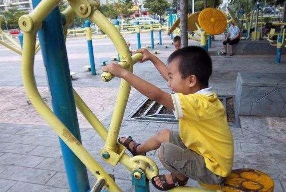 什么健身器材可以让小孩喜欢运动,有助于儿童长高的健身器材