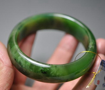 碧玉手镯价格多少,如何挑选和田玉碧玉手镯的好坏