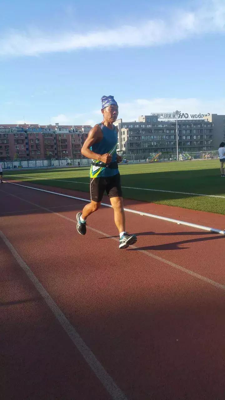 跑步60年的资深跑者,74岁坚持跑步