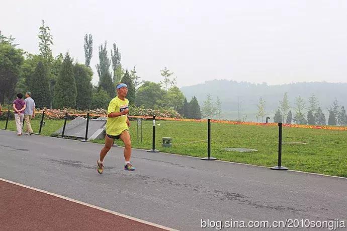 跑步60年的资深跑者,74岁坚持跑步