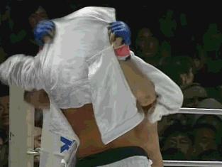 比一龙更惨烈的失败！世界最强格斗家族擂台受辱，被迫弃战！