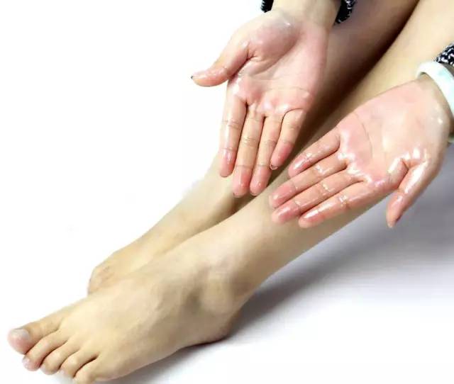 腿上皮肤干燥起皮屑用什么护肤品,腿上皮肤干燥掉皮屑怎么回事