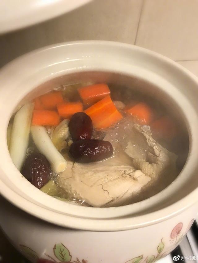 谢娜孕妈做菜,谢娜晒表弟做饭