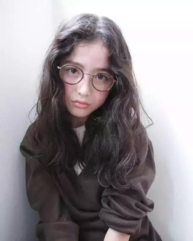 刘海图片女显脸小,有刘海扎发显脸小