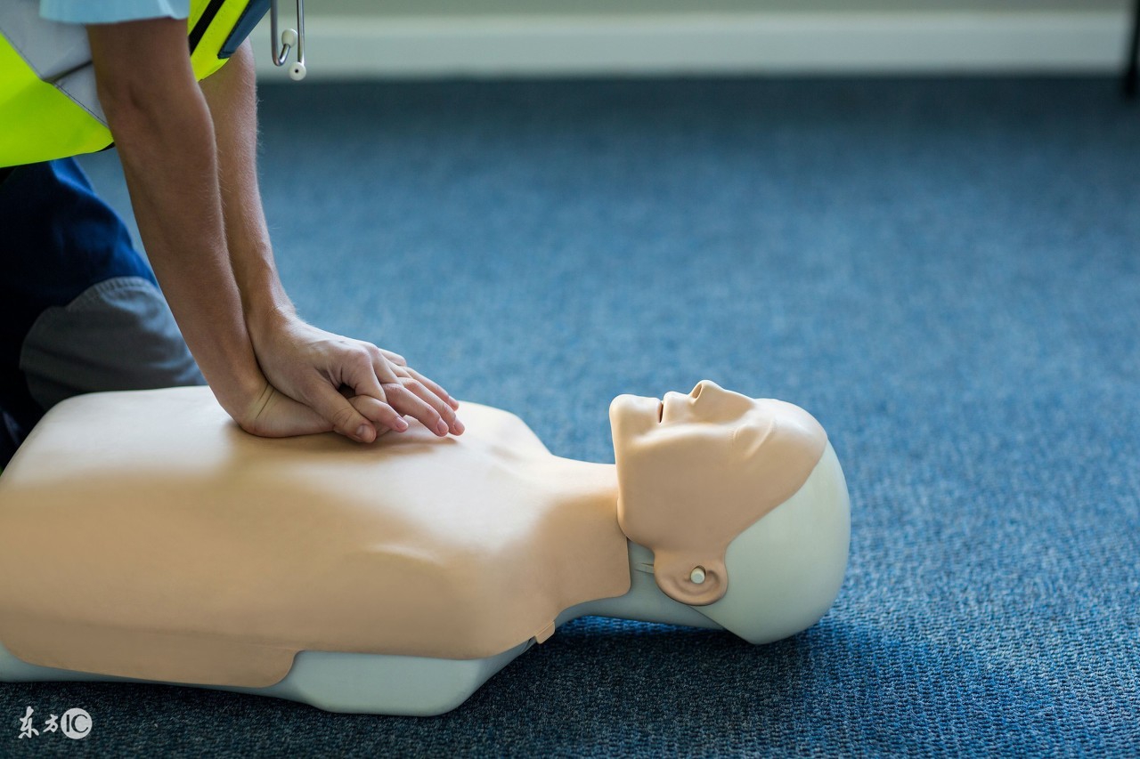 63岁老人滑倒蹲了一下,老人摔倒了该如何自救