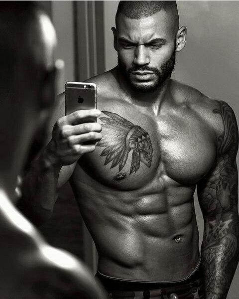 如何练出胸部宽阔的胸肌,宽握锻炼胸肌外侧及手臂二头肌