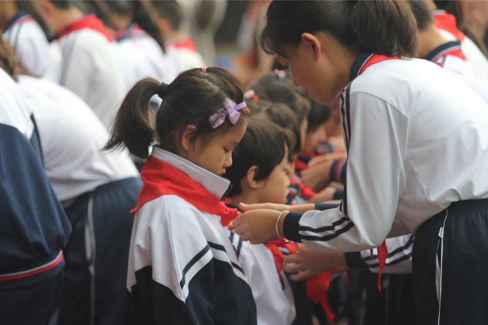 海珠|60名一年级新生光荣入队,客村小学学生争当榜样少年!