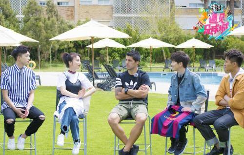 吴昕郑恺遇见足球城综艺节目,遇见足球城吴昕内马尔服装