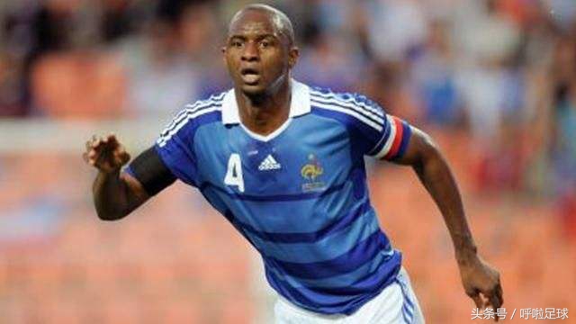 4号球衣最著名的球星,贝肯鲍尔哪年称为足球皇帝的