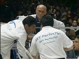 比一龙更惨烈的失败！世界最强格斗家族擂台受辱，被迫弃战！