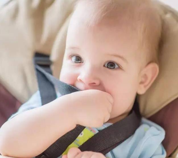 宝宝乱咬东西是缺什么了,宝宝乱咬东西是快长牙吗