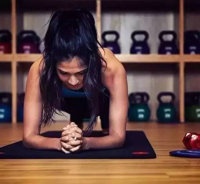 每天做多久的平板支撑才会有效果,坚持一个月的平板支撑会发生什么