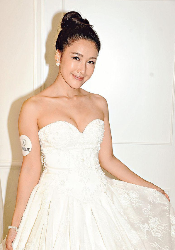 她因一亿进娱乐圈，出道14年专门勾搭富豪？身材性感好撩人！