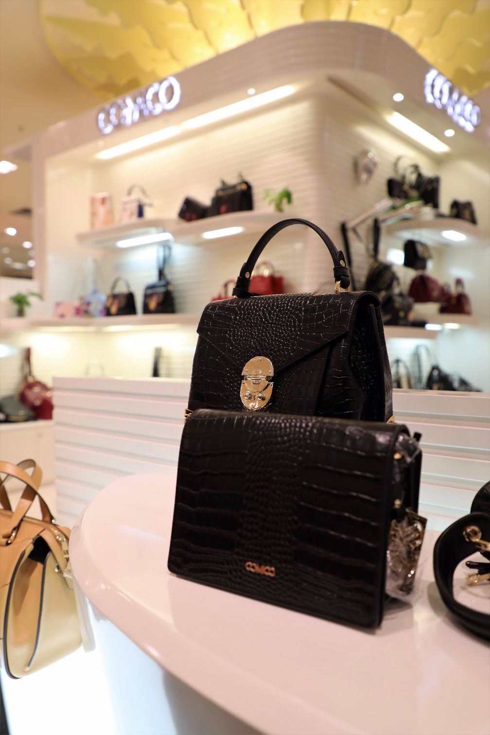 这是一家有故事的百货商场，有情有义记录20周年青春记忆