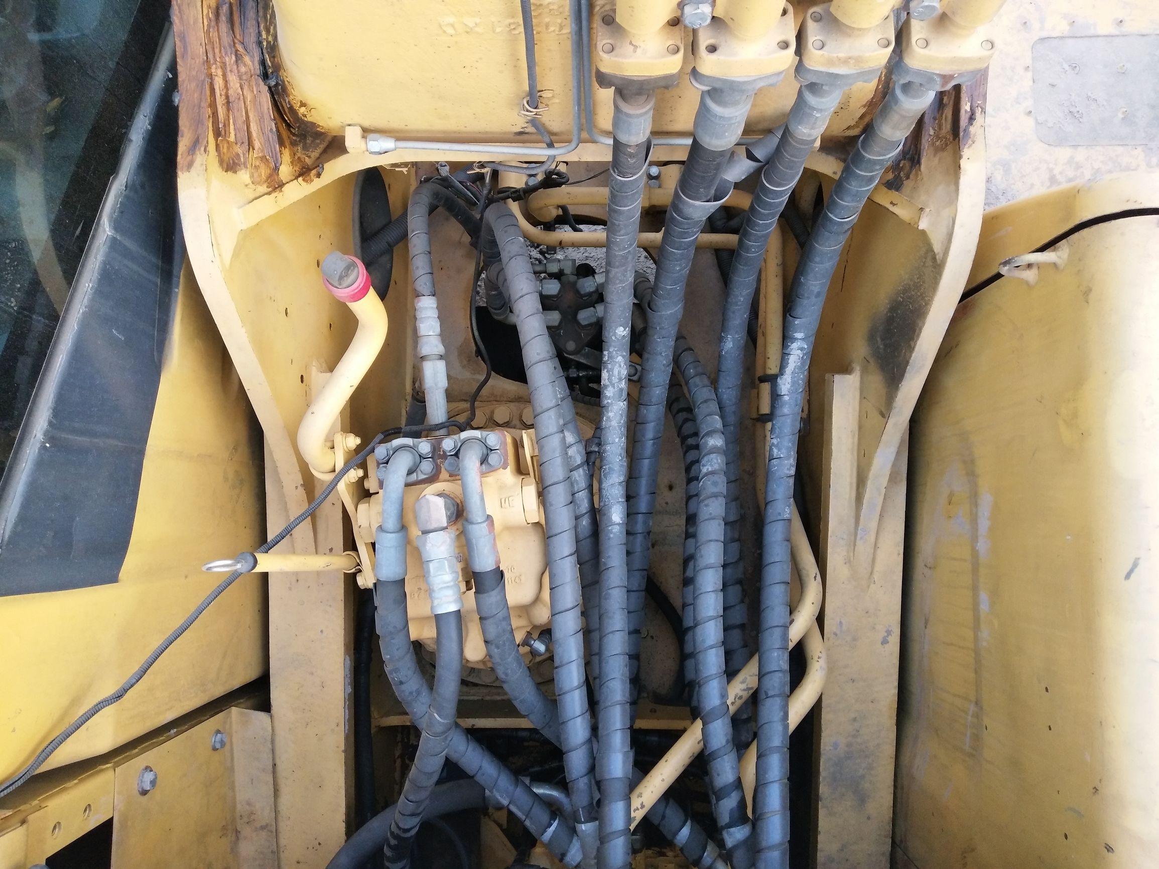 广州个人二手小松220挖掘机多少钱,18年二手小松挖掘机大概多少钱