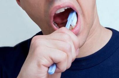 牙黄口臭应该怎么办呢,口臭牙黄刷牙方法