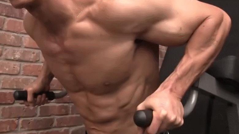 胸肌外侧线条怎么练,胸肌怎么练看不到锁骨