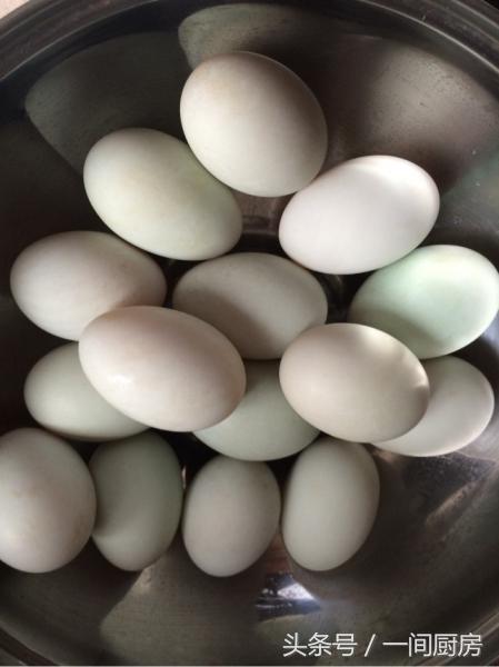 怎样腌制咸鸭蛋最好吃的做法,腌咸鸡蛋咸鸭蛋快速冒油的方法