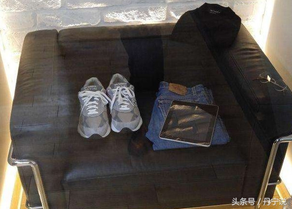 乔布斯西装衬衫搭配牛仔裤运动鞋,乔布斯永远穿的牛仔裤和黑衬衫