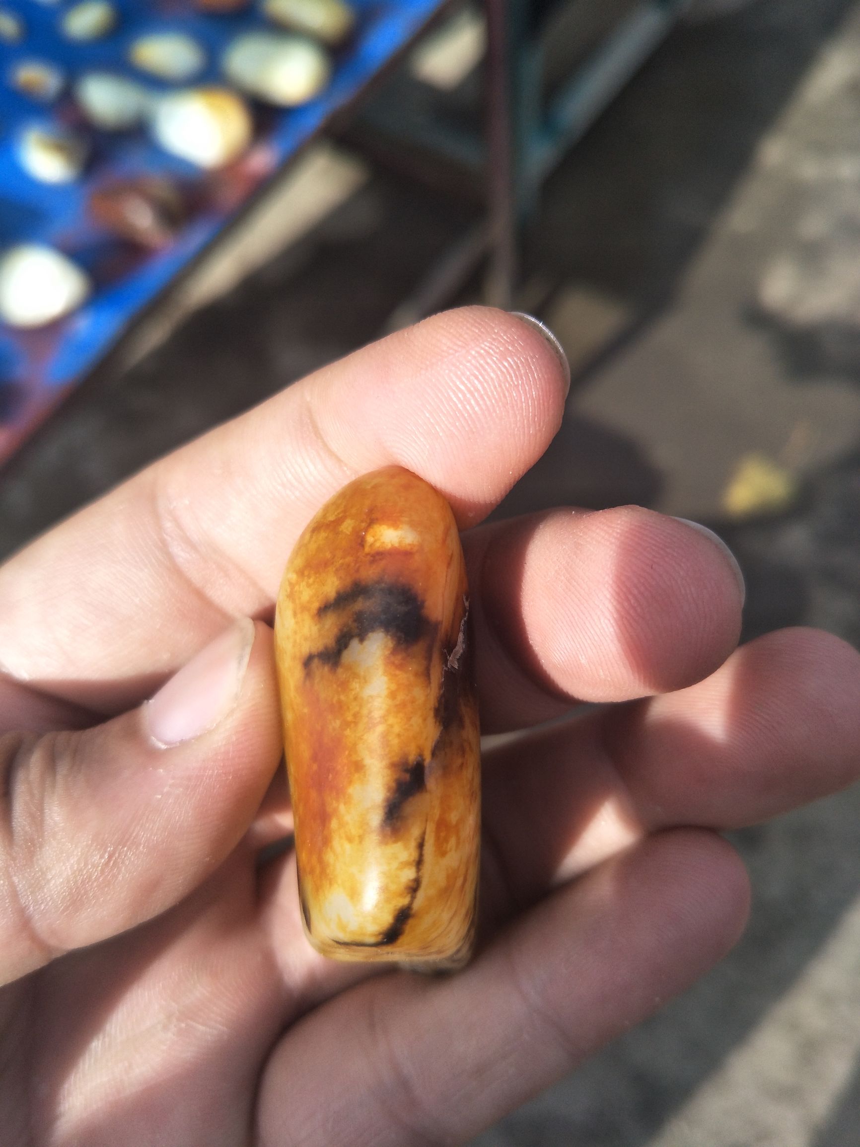 红皮白肉籽料400克原石值多少钱呀,几十公斤重的金黄色黄蜡石籽料