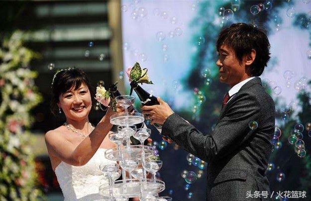 曾是国足第一前锋，一晚喝68罐啤酒，与著名女星未婚生子后分手