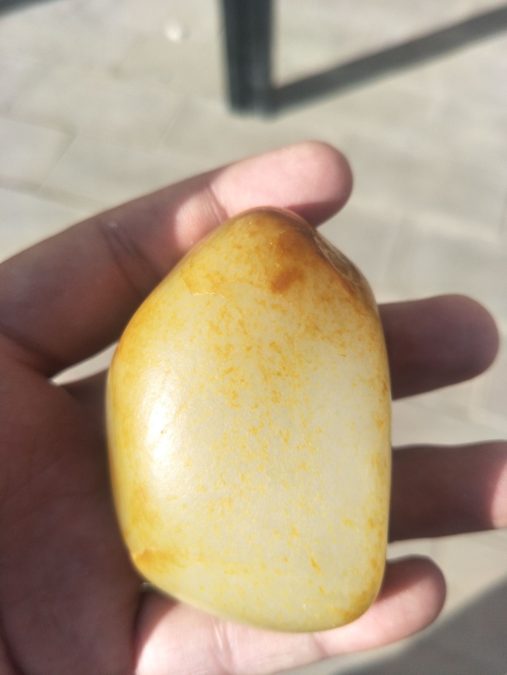 红皮白肉籽料400克原石值多少钱呀,几十公斤重的金黄色黄蜡石籽料