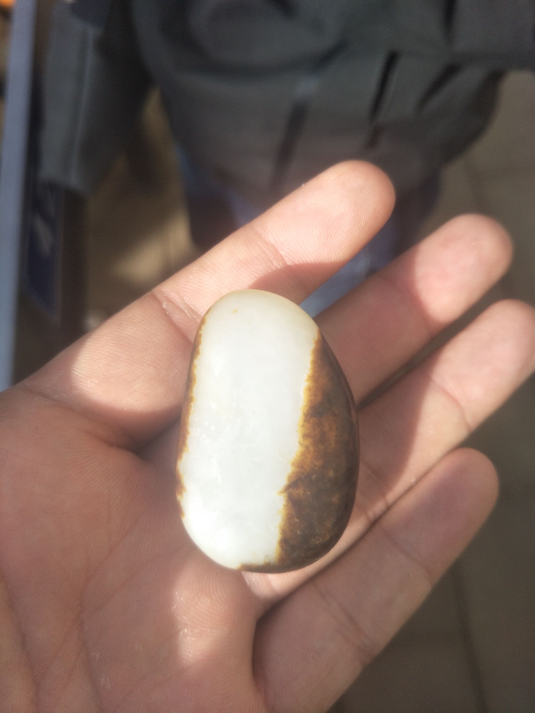 红皮白肉籽料400克原石值多少钱呀,几十公斤重的金黄色黄蜡石籽料