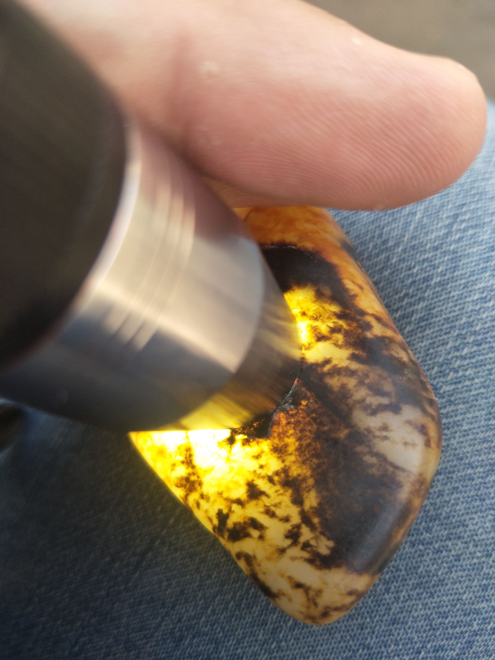 红皮白肉籽料400克原石值多少钱呀,几十公斤重的金黄色黄蜡石籽料