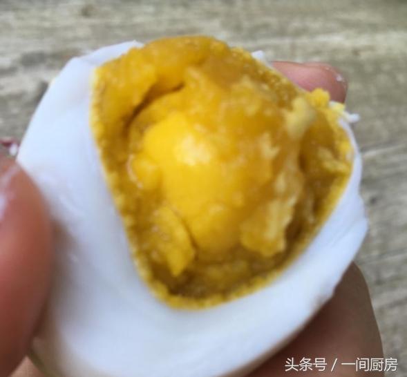 怎样腌制咸鸭蛋最好吃的做法,腌咸鸡蛋咸鸭蛋快速冒油的方法