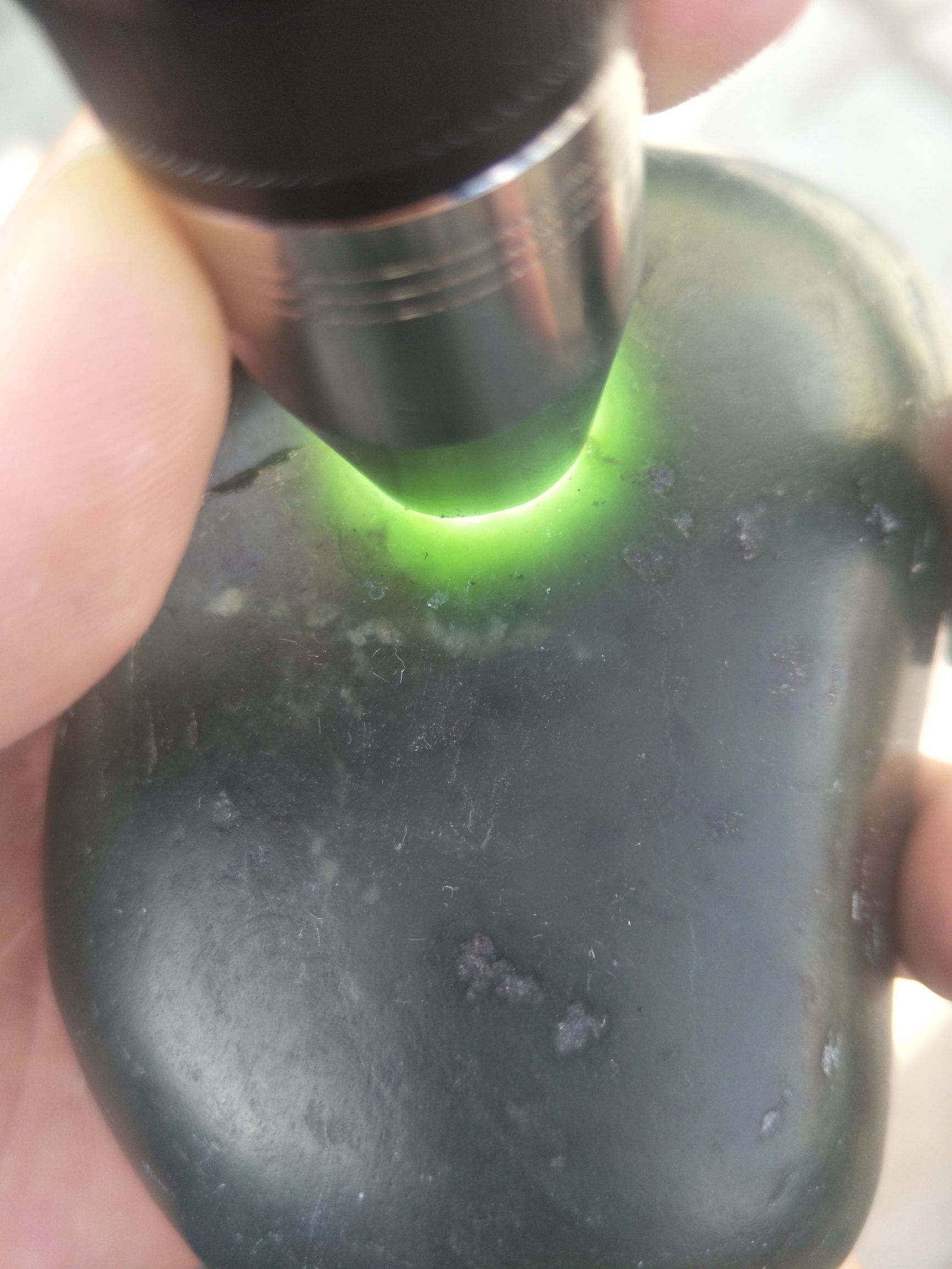 红皮白肉籽料400克原石值多少钱呀,几十公斤重的金黄色黄蜡石籽料