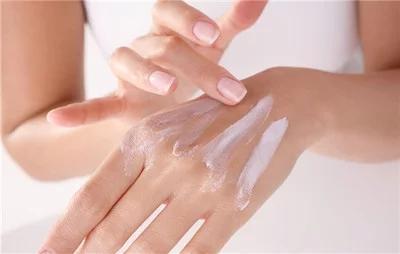 手粗糙干裂很难看?睡觉前做简单一步,小手很快变得又白又嫩
