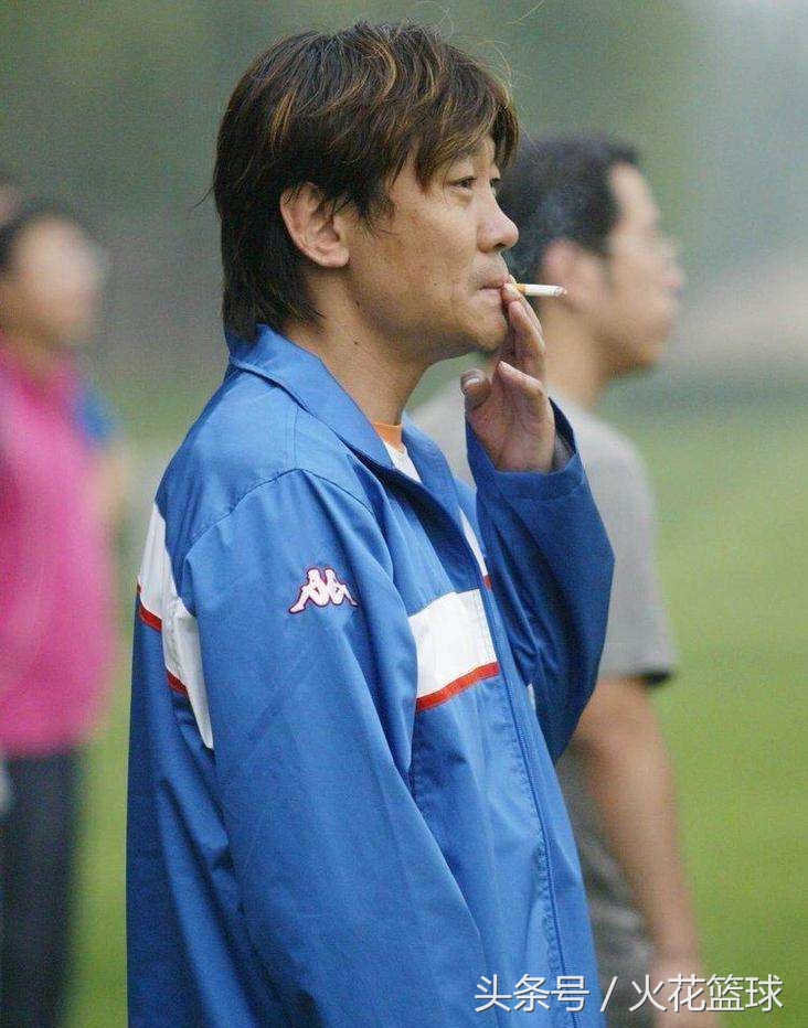曾是国足第一前锋，一晚喝68罐啤酒，与著名女星未婚生子后分手