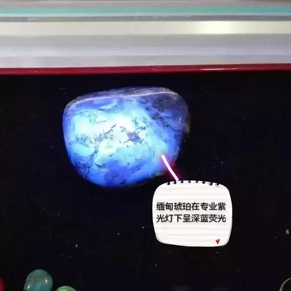 紫罗兰琥珀蜜蜡真假,琥珀蜜蜡紫光灯照真假