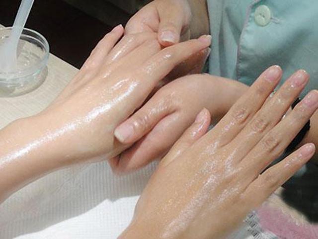 手粗糙干裂很难看?睡觉前做简单一步,小手很快变得又白又嫩
