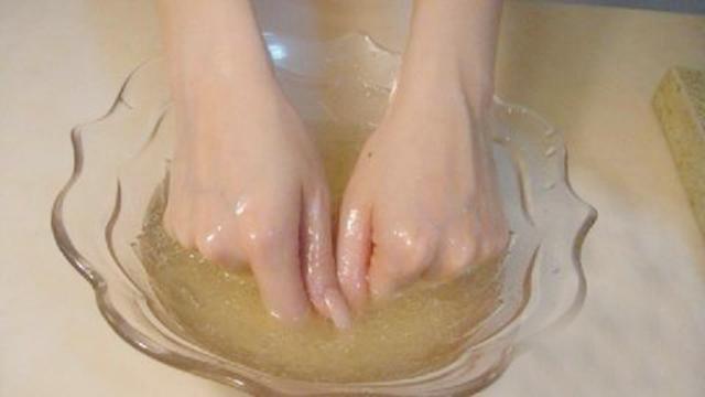 手粗糙干裂很难看?睡觉前做简单一步,小手很快变得又白又嫩