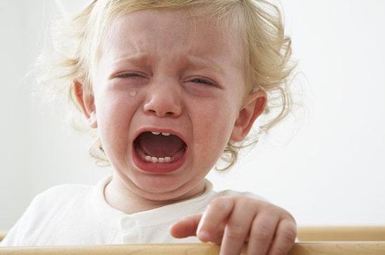 婴儿脸上起湿疹能不能引起发烧,宝宝长湿疹打喷嚏