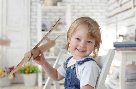 婴儿脸上起湿疹能不能引起发烧,宝宝长湿疹打喷嚏