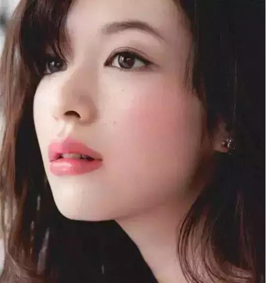 超火姨妈色口红不选肤色又显白,姨妈色口红显白吗