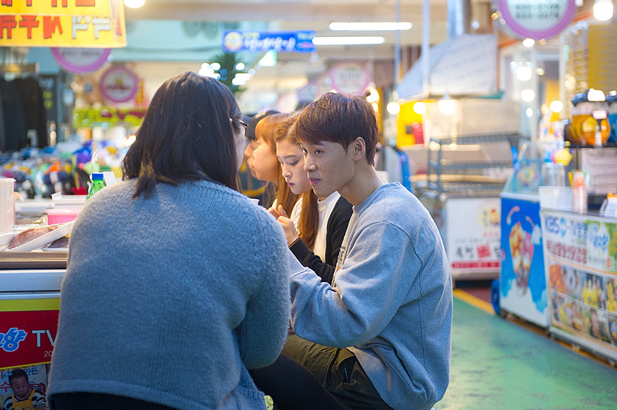 韩国女生街头小吃摆摊,广州韩国炸鸡摆地摊