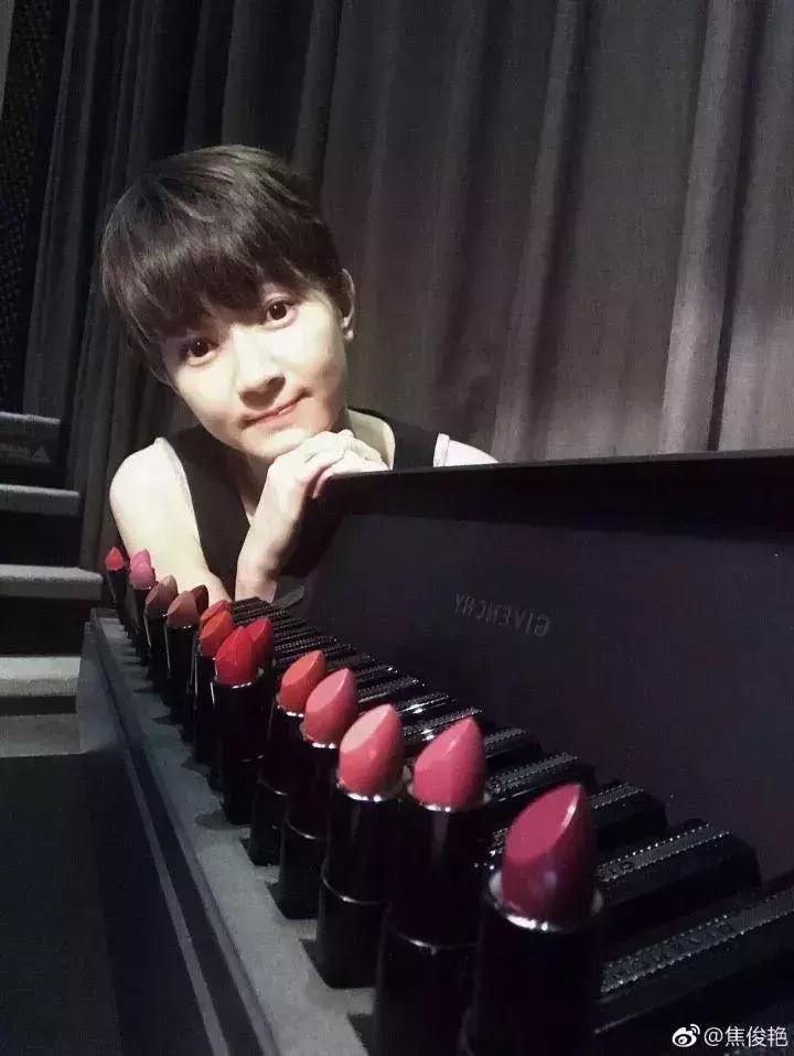 明星晒自己口红,晒男朋友口红